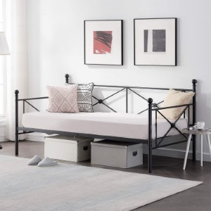 <strong>4. VECELO Classic Metal Daybed</strong>